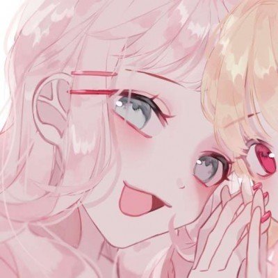 女子穿着带有巨大吊牌旗袍街头拍照